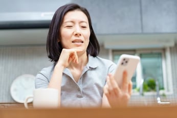 多焦点眼内レンズによる水晶体再建術のデメリットとメリット　手術による老眼の対処法① サムネイル画像
